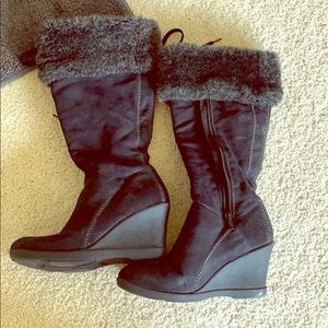 Black boots with fur trim.